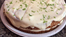 Bolo com recheio e cobertura de limão