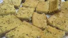 Torta de liquidificador (calabresa e cebola fina)