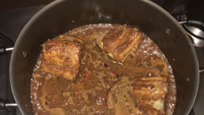 Costelinha de porco ao vinho branco e limão siciliano