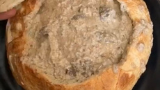 Filé ao molho de queijo canastra no pão italiano