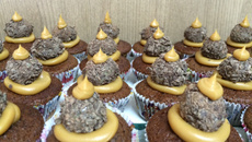 Bolo mesclado de iogurte com amora