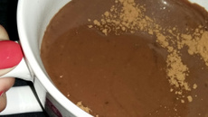 Chocolate quente com pedaços de chocolate