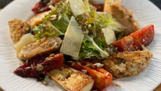 Salada caesar saudável com frango