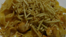 Espaguete de frango ao molho vermelho