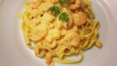 Talharim ao molho de camarão no vinho branco