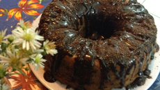 Bolo vegan de laranja e cobertura de chocolate