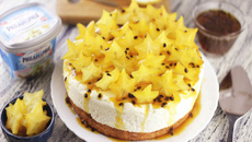 Cheesecake com calda de maracujá e carambola