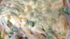 Macarrão com brócolis e bacon gratinado