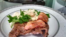Filé mignon e bacon grelhados com com arroz a piamontese