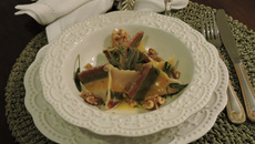 Sacottini de emmenthal com abacaxi ao molho de manteiga