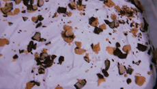 Bombom na travessa com chantilly e bombom