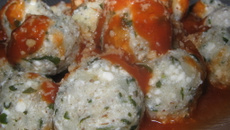 Nhoque de ricota com espinafre ao molho de tomate