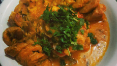 Peixe com banana da terra