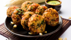 Bolinho de milho com bacalhau