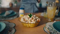 Salada de Maionese Cremosa com Uva-passa