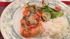 Salmão com pimentão vermelho, cebola e alcaparras assado