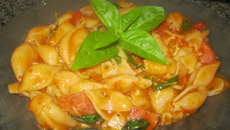 Búzios ao molho de tomate, calabresa e manjericão