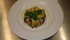 Timbalo de berinjela e batata doce, regado com azeite de manjericão