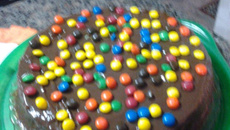 Bolo de coco com cobertura de chocolate