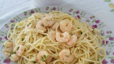 Macarrão com camarão ao alho e ervas