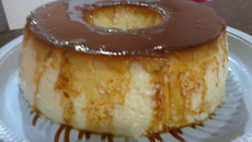 Pudim de pão de forma com calda de baunilha