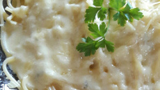 Espaguete ao quatro queijos com nozes