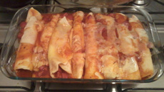 Panquecas de calabresa com parmesão, ao sugo