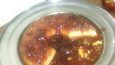 Pudim de leite com calda de morango