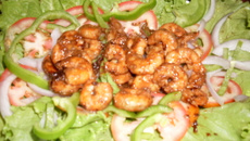 Camarão agridoce com salada verde
