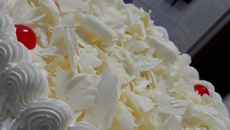 Bolo floresta branca com brigadeiro 