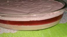 Gelatina de morango com creme de leite condensado