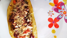 Batata recheada com queijo, bacon e pesto