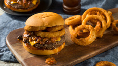 Hambúrguer com cebolas empanadas