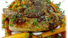 Bisteca ao molho de vinho tinto, com cenouras carameladas