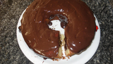 Bolo de laranja com cobertura de chocolate