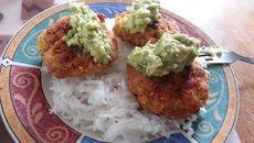 Bolinhos de salmão com molho de abacate