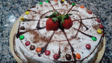 Bolo de brigadeiro e achocolatado com flocos crocantes