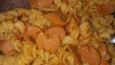 Macarrão com molho de salsicha