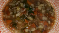 Sopa de legumes com macarrão e carne