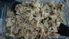 Farfale com atum, azeitona e azeite