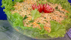Salada de alface com batata palha