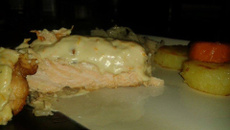 Salmão ao molho branco com cenoura