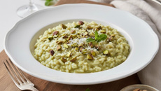 Risoto de pistache com queijo cremoso e cebola caramelizada