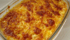 Peito de frango ao creme de cebola com mussarela