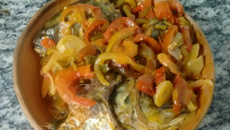 Moqueca bahiana de peixe com camarão seco