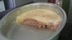 Salmão assado ao molho de queijos