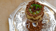 Bombom de uva na travessa