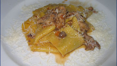 Papardelle com filé de frango e quatro queijos