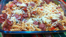 Fusili ao molho de calabresa e tomates