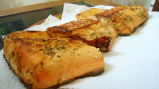 Salmão grelhado temperado no molho de ervas